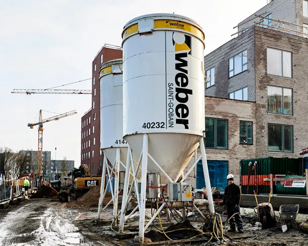 Services fra Saint-Gobain til tid byggeri, fx et Mobilt mørtelværk fra Weber