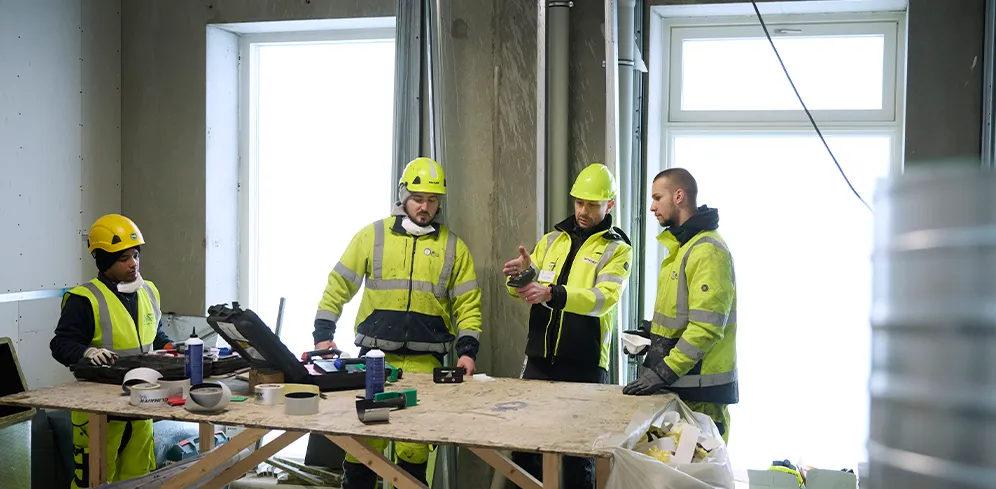Håndværkerne får en faglig oplæring af Isover.